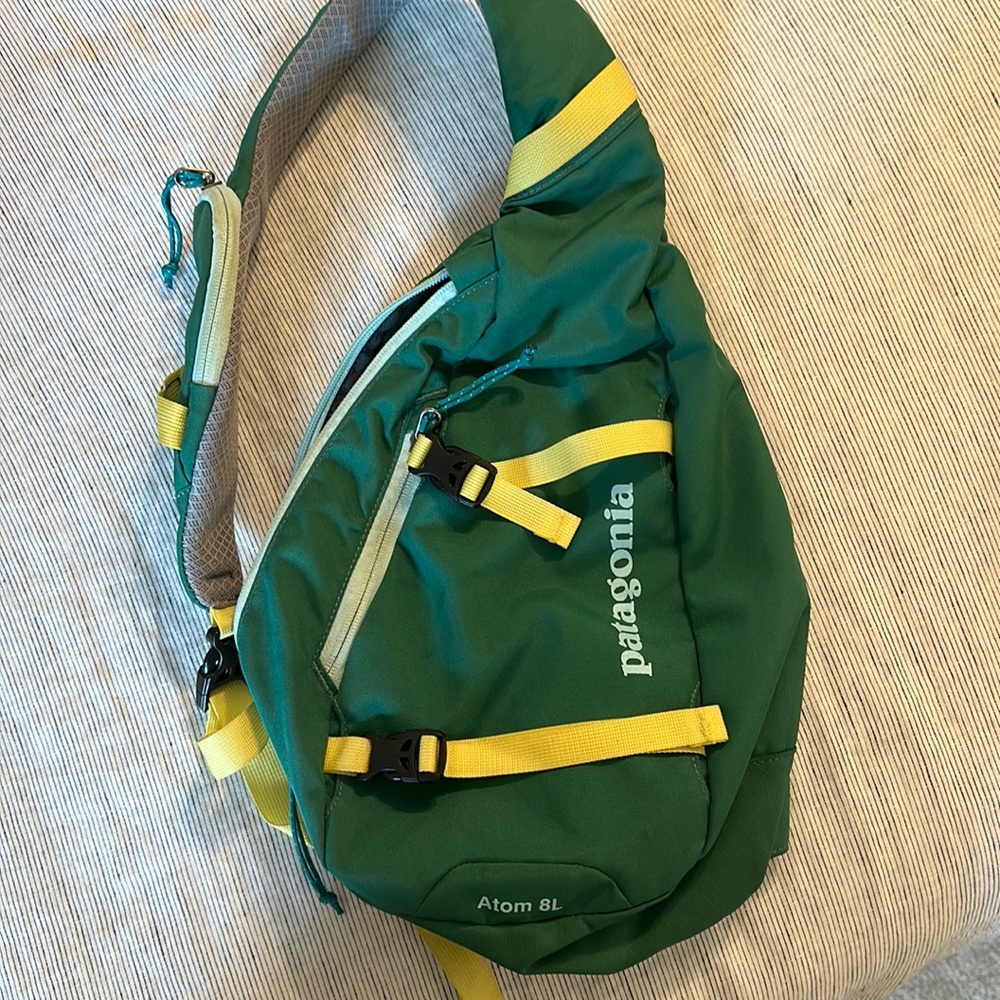 PATAGONIA 8L SLING BAG LIGHTLY USED
